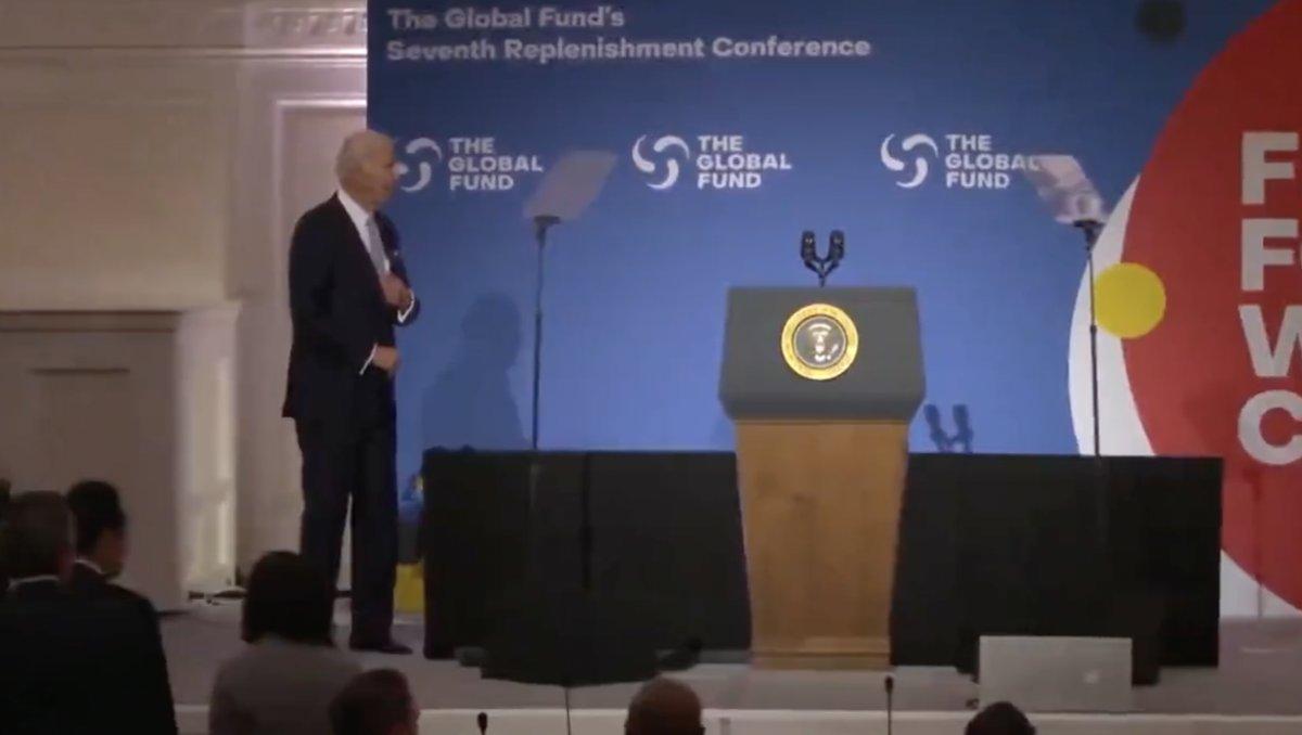 Biden'dan kürsüde garip hareketler