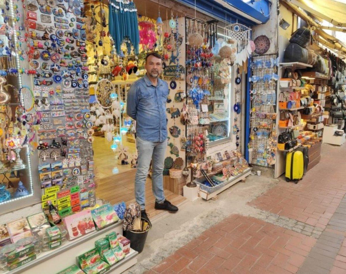 Kuşadası'nda bir esnaf, turistler tarafından dolandırıldı