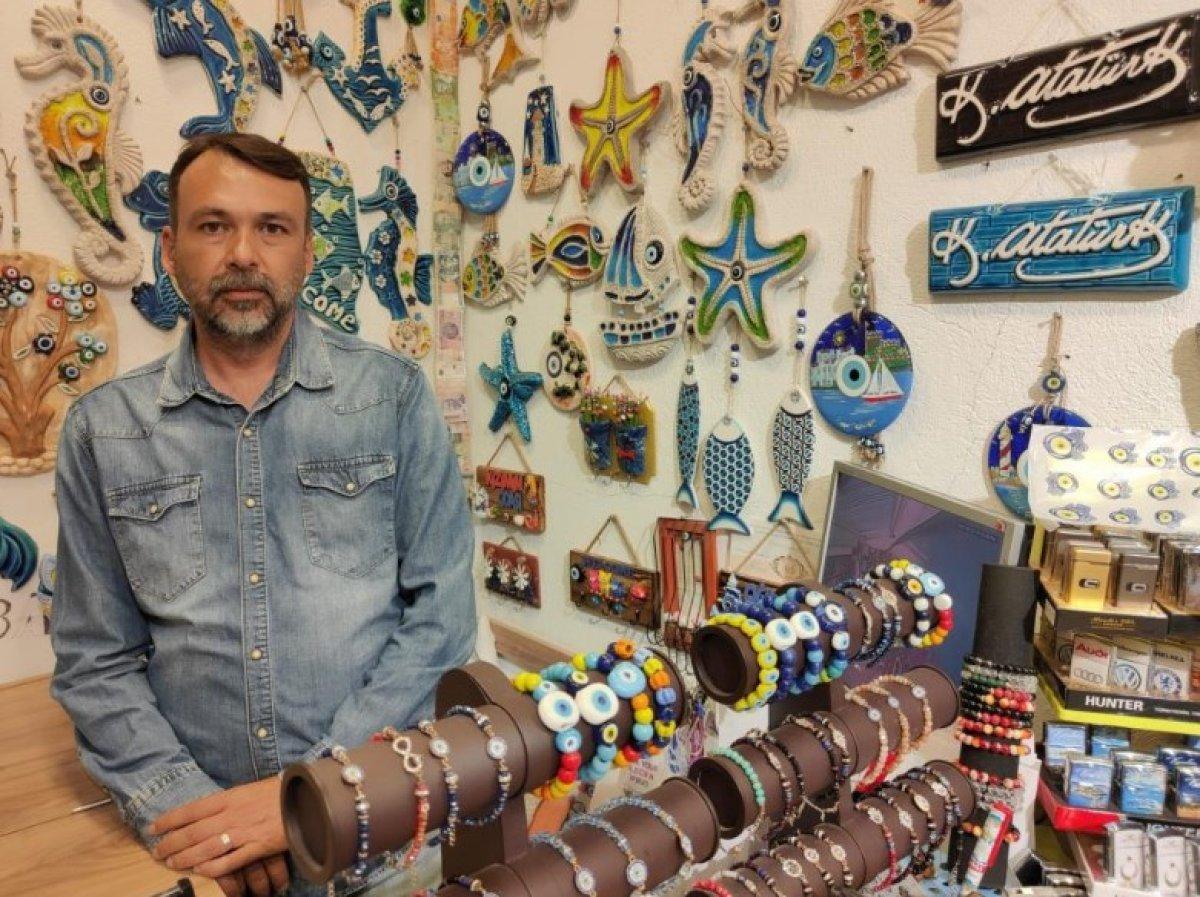 Kuşadası'nda bir esnaf, turistler tarafından dolandırıldı