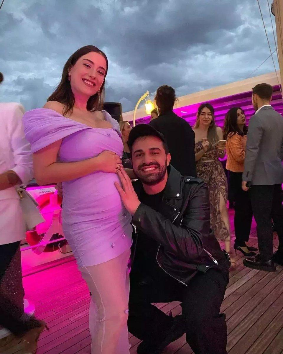 Hamile Hazal Kaya mini elbisesiyle poz verdi