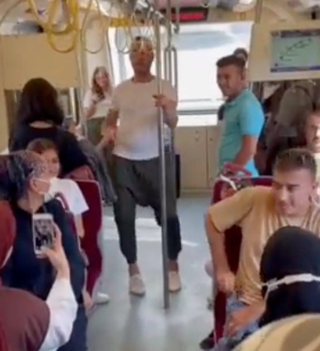 İzmir'deki metroda oryantal oynadı