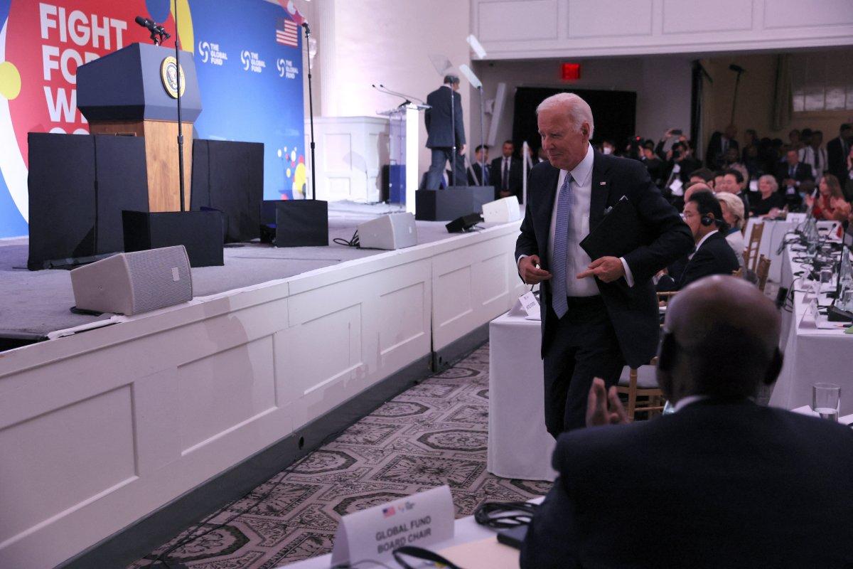 Biden'dan kürsüde garip hareketler