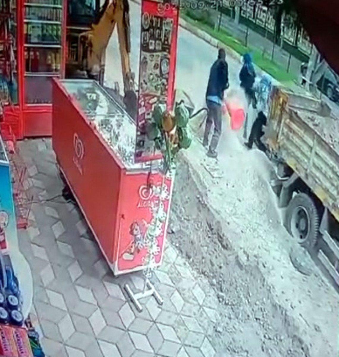 Tokat’ta, otomobilin yolda yürüyen kadına çarptığı anlar kamerada