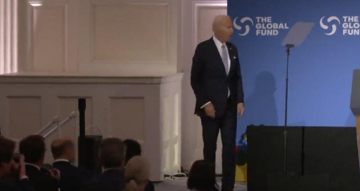 Biden'dan kürsüde garip hareketler