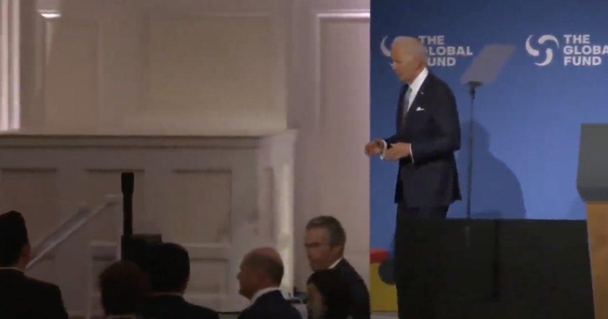 Biden'dan kürsüde garip hareketler