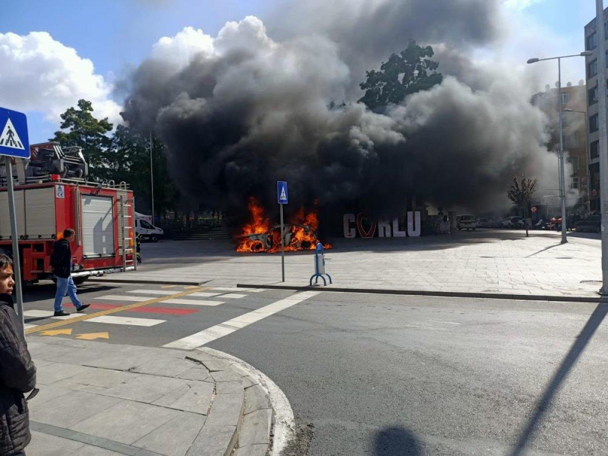 Tekirdağ'da haciz gelen arabasını yaktı