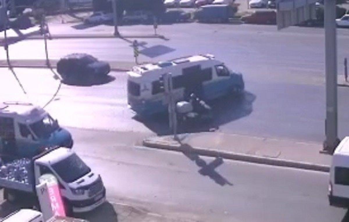 İzmir'de 16 kişinin yaralandığı kaza kamerada