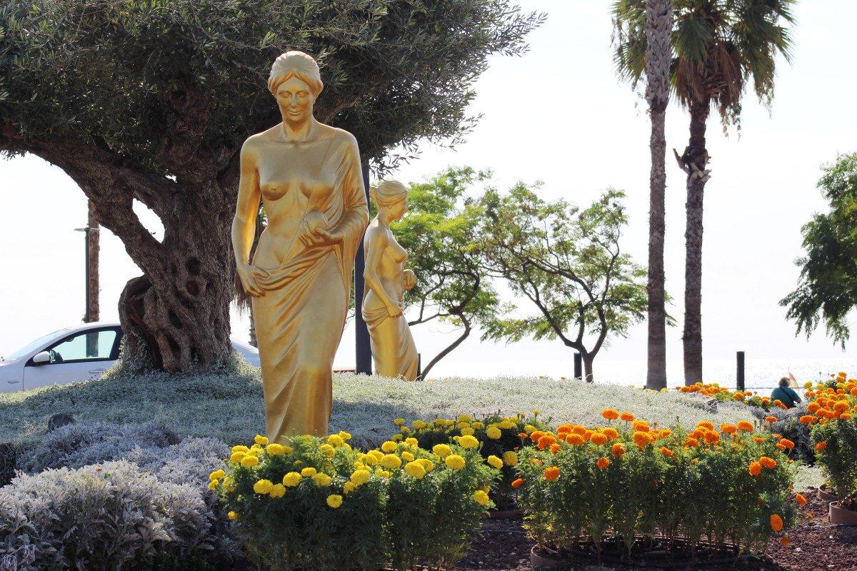 Antalya’da, Yunan tanrıçasının heykelleri caddelere dikildi