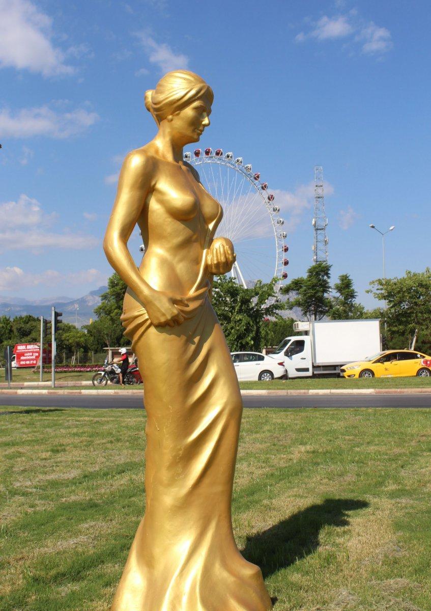 Antalya’da, Yunan tanrıçasının heykelleri caddelere dikildi