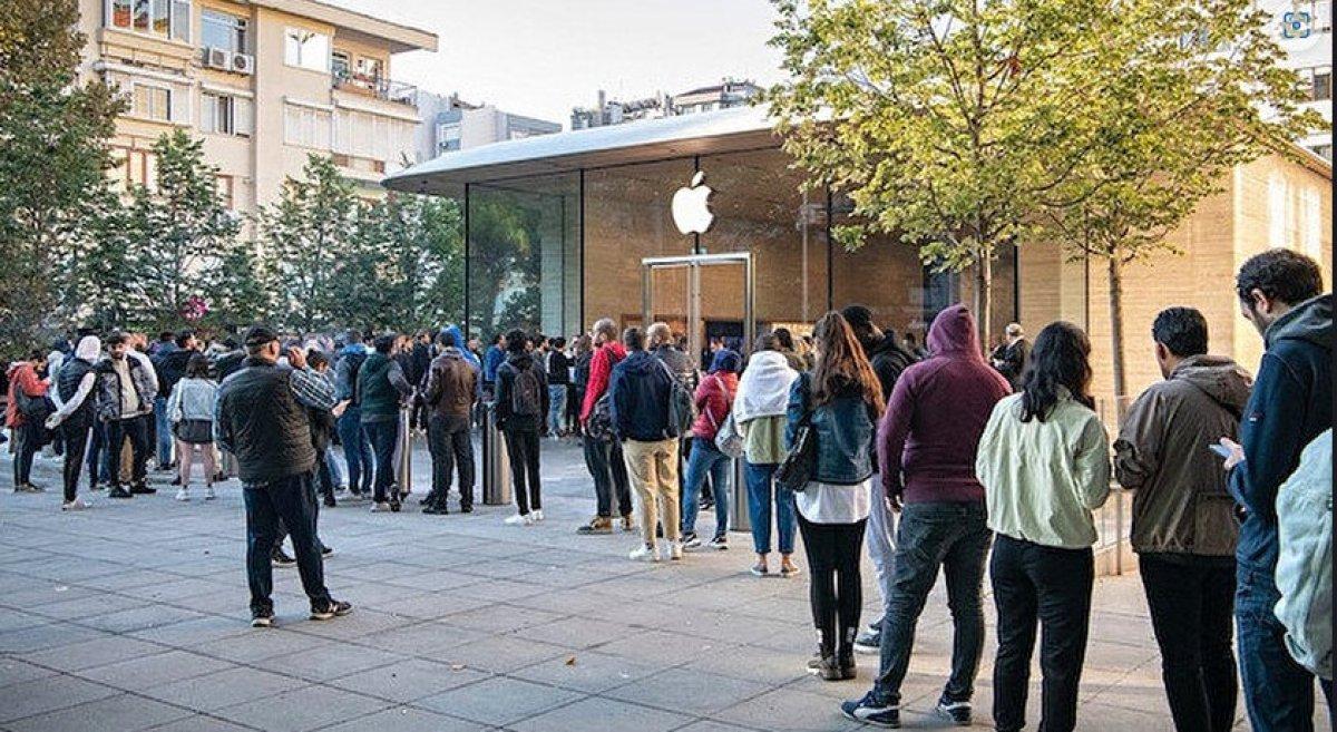 İstanbul'daki Apple mağazalarının önünde İPhone kuyruğu