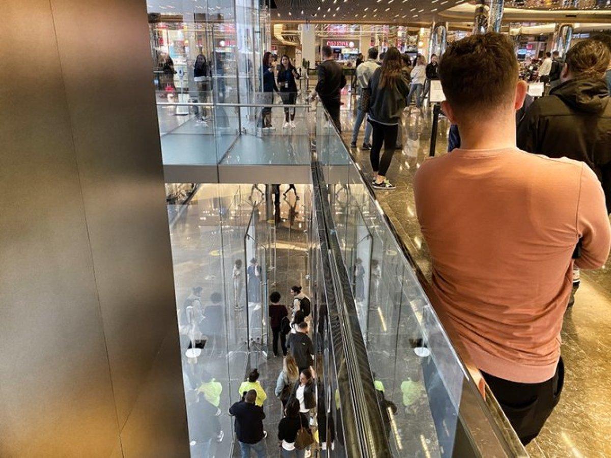 İstanbul'daki Apple mağazalarının önünde İPhone kuyruğu