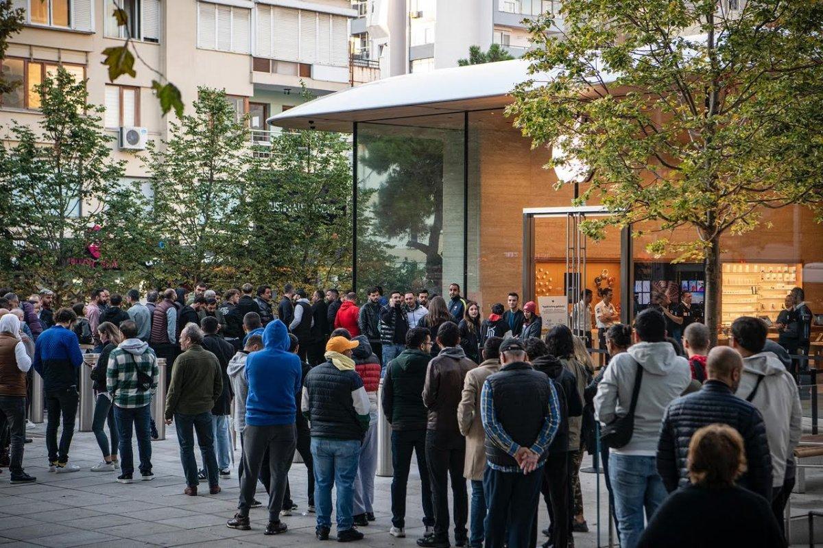 İstanbul'daki Apple mağazalarının önünde İPhone kuyruğu