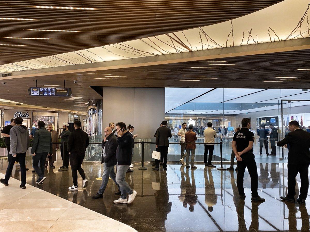 İstanbul'daki Apple mağazalarının önünde İPhone kuyruğu