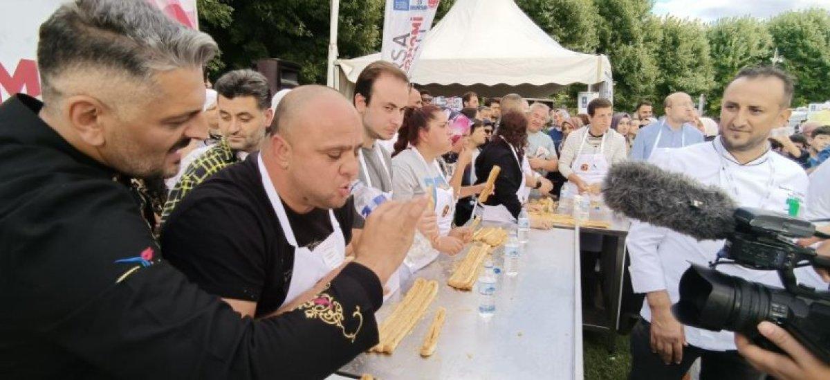 Bursa'da börek yeme yarışması: 16 metre yedi, 5 bin lira ödül kazandı