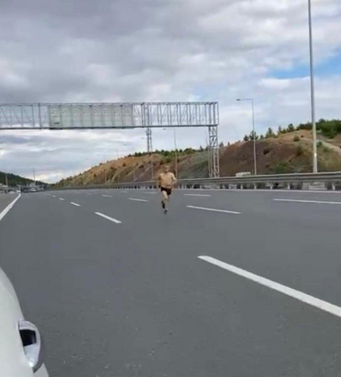 Çekmeköy’de bir kişi otobanda yarı çıplak halde koştu
