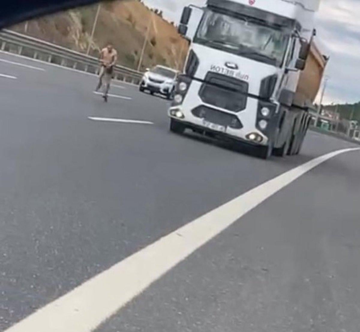 Çekmeköy’de bir kişi otobanda yarı çıplak halde koştu