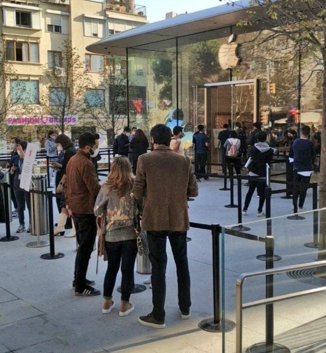 İstanbul'daki Apple mağazalarının önünde İPhone kuyruğu
