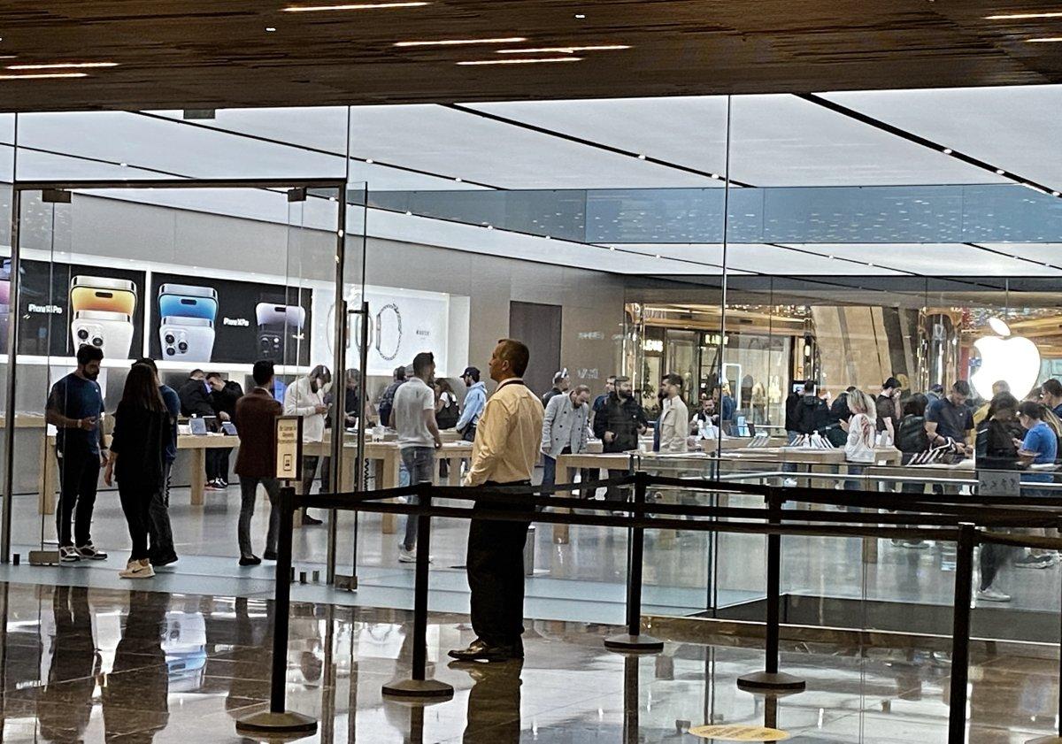 İstanbul'daki Apple mağazalarının önünde İPhone kuyruğu