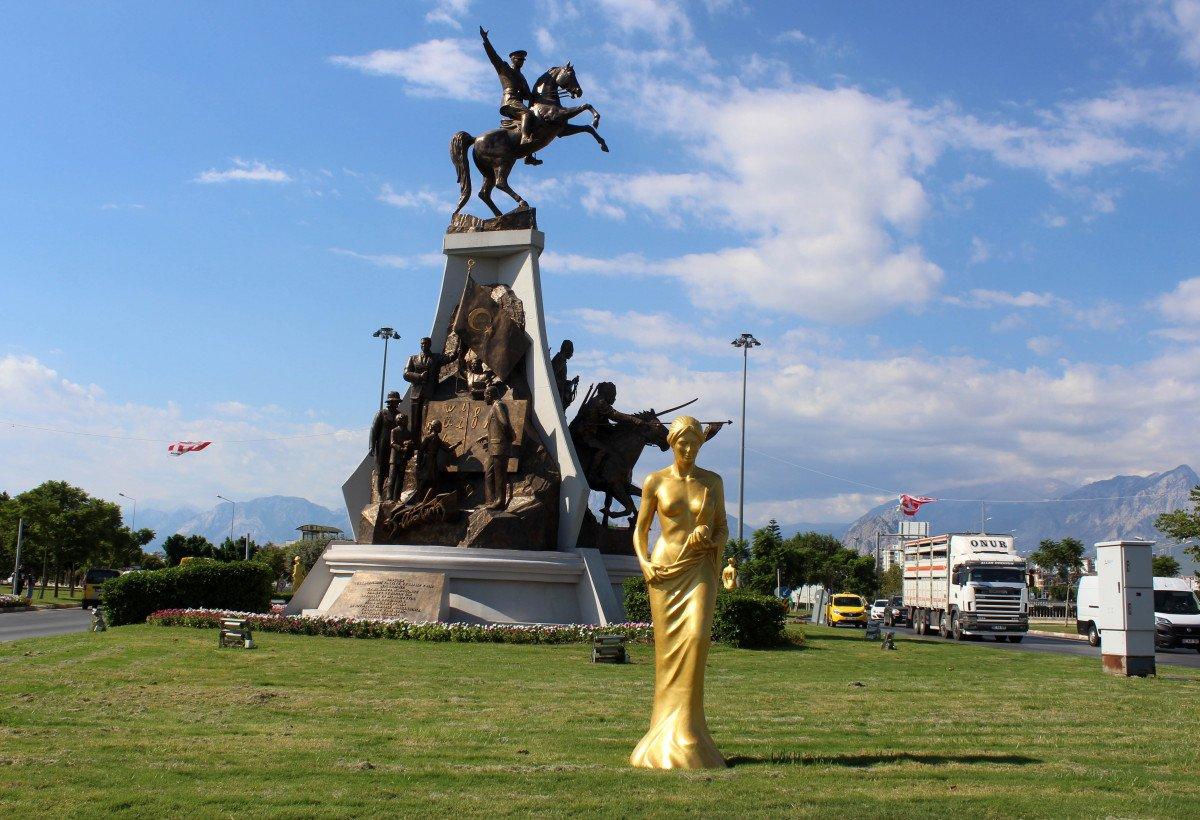 Antalya’da, Yunan tanrıçasının heykelleri caddelere dikildi
