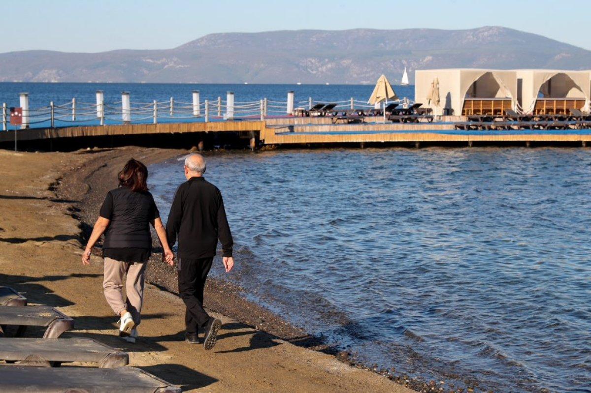 İzmir'deki Kemal Kılıçdaroğlu, eşiyle birlikte sahili yürüdü