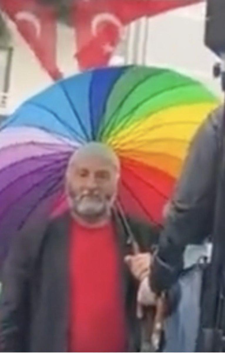 Gökkuşağı şemsiyesi kullanan amca