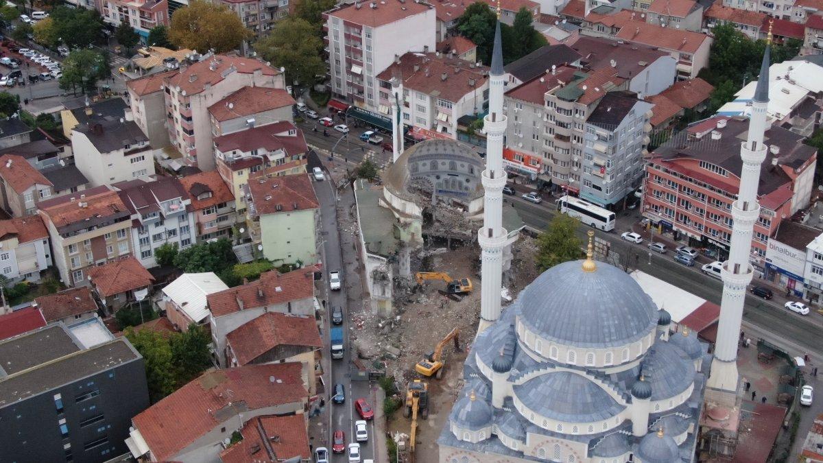 Kocaeli'de 43 yıllık cami yıkıldıktan sonraki ilginç görüntüsüyle dikkat çekiyor
