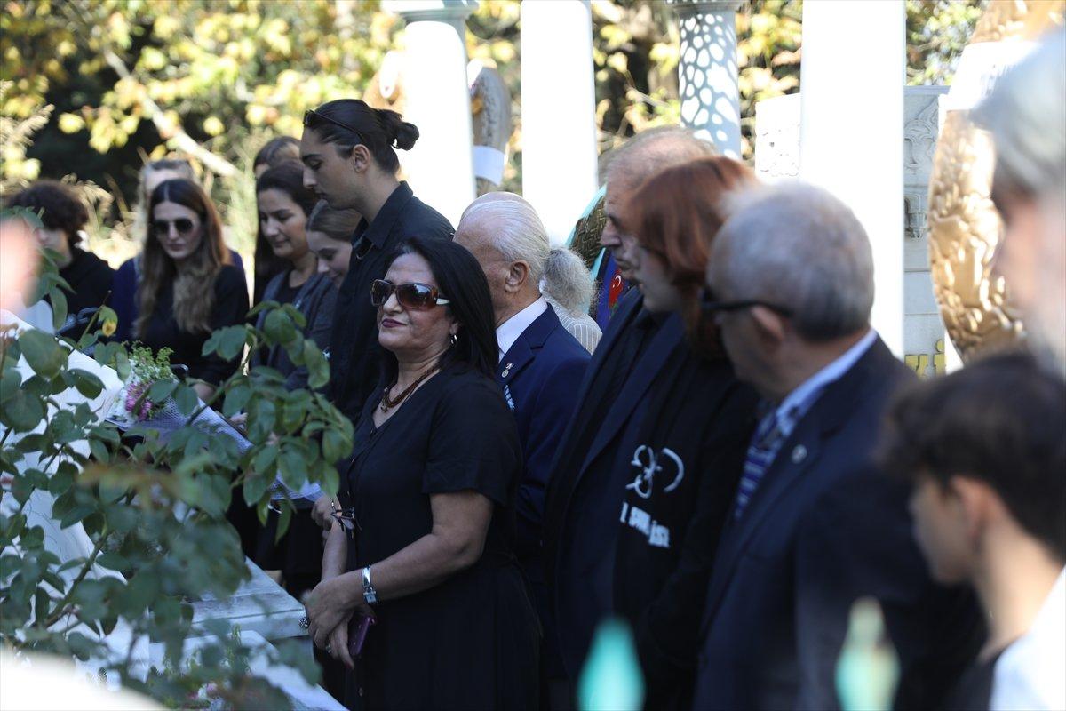 Zeki Müren vefatının 26'ncı yılında mezarı başında anıldı