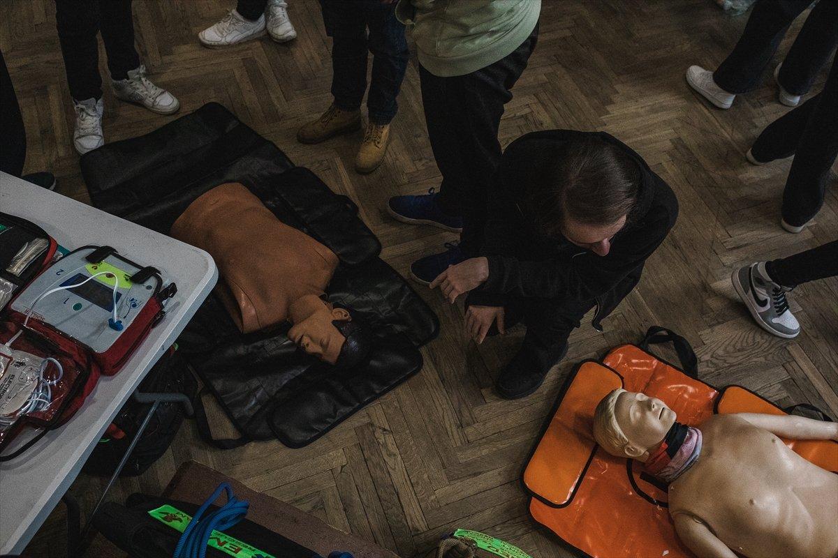 Ukraynalı gençlere gönüllülerden ilk yardım eğitimi