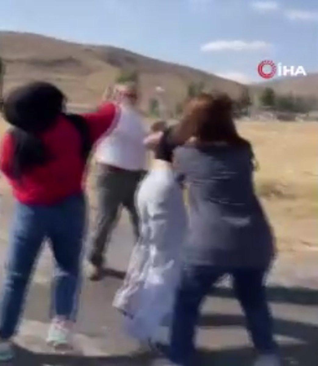 Kayseri'de köpek beslemek isteyen gençler ile mahalleli arasında kavga çıktı