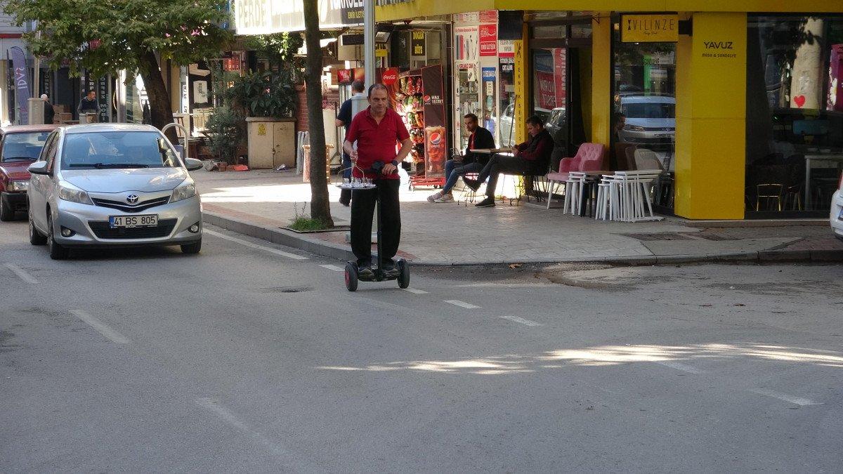 Günde 40 bin adım atan çaycı scooter ile çay servisi yapıyor