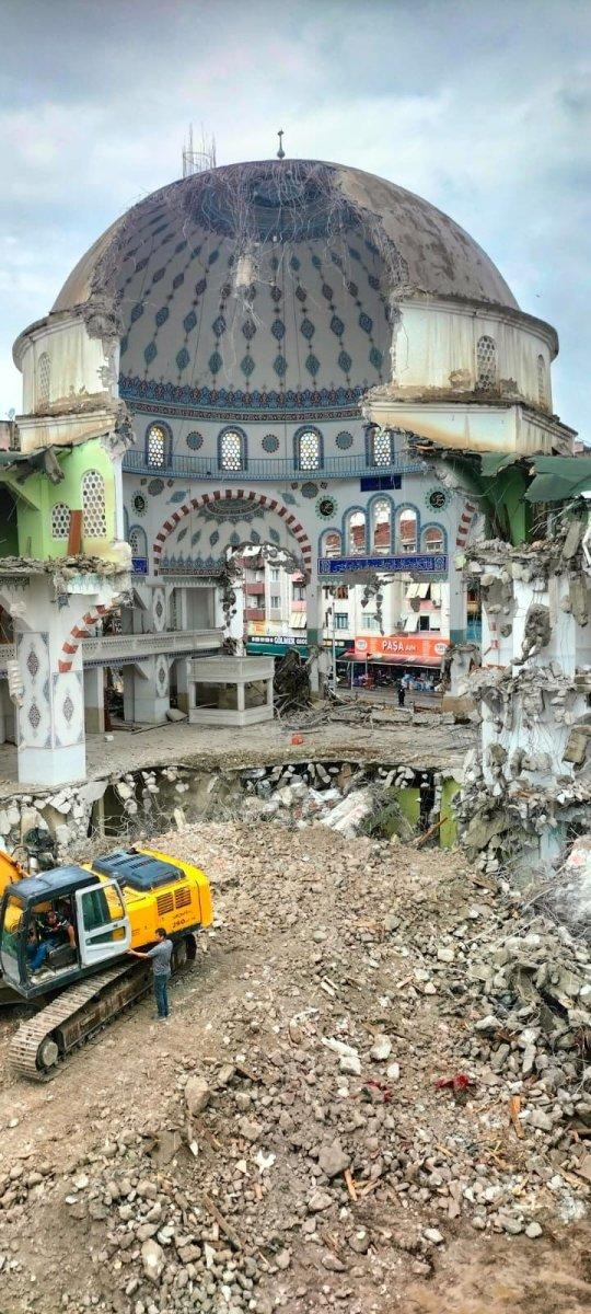 Kocaeli'de 43 yıllık cami yıkıldıktan sonraki ilginç görüntüsüyle dikkat çekiyor