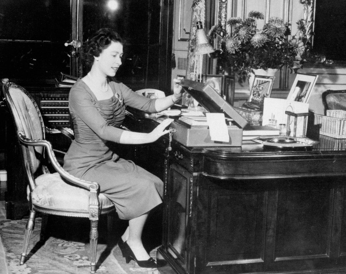 Kral Charles, annesi Elizabeth'in kırmızı kutularını devraldı