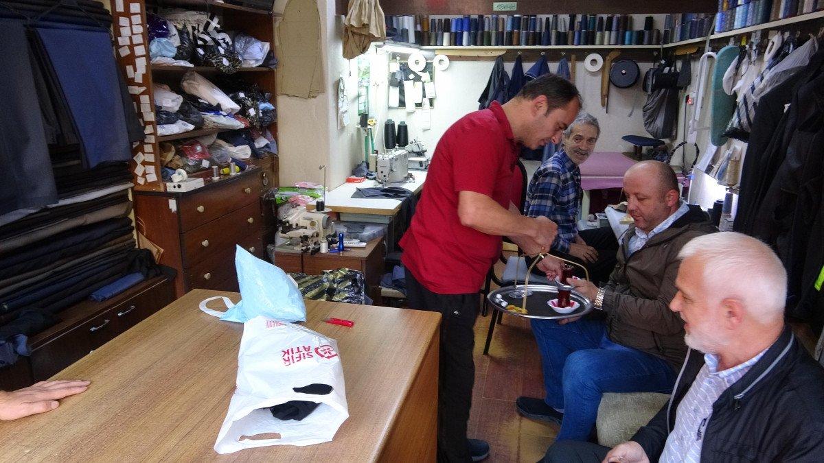 Günde 40 bin adım atan çaycı scooter ile çay servisi yapıyor