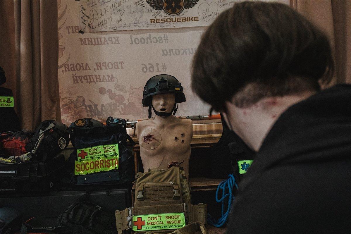 Ukraynalı gençlere gönüllülerden ilk yardım eğitimi