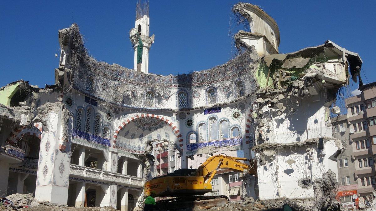 Kocaeli'de 43 yıllık cami yıkıldıktan sonraki ilginç görüntüsüyle dikkat çekiyor