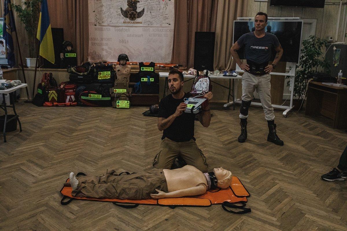 Ukraynalı gençlere gönüllülerden ilk yardım eğitimi