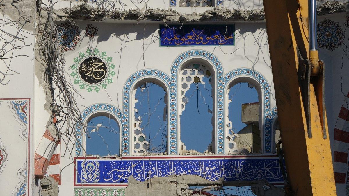 Kocaeli'de 43 yıllık cami yıkıldıktan sonraki ilginç görüntüsüyle dikkat çekiyor