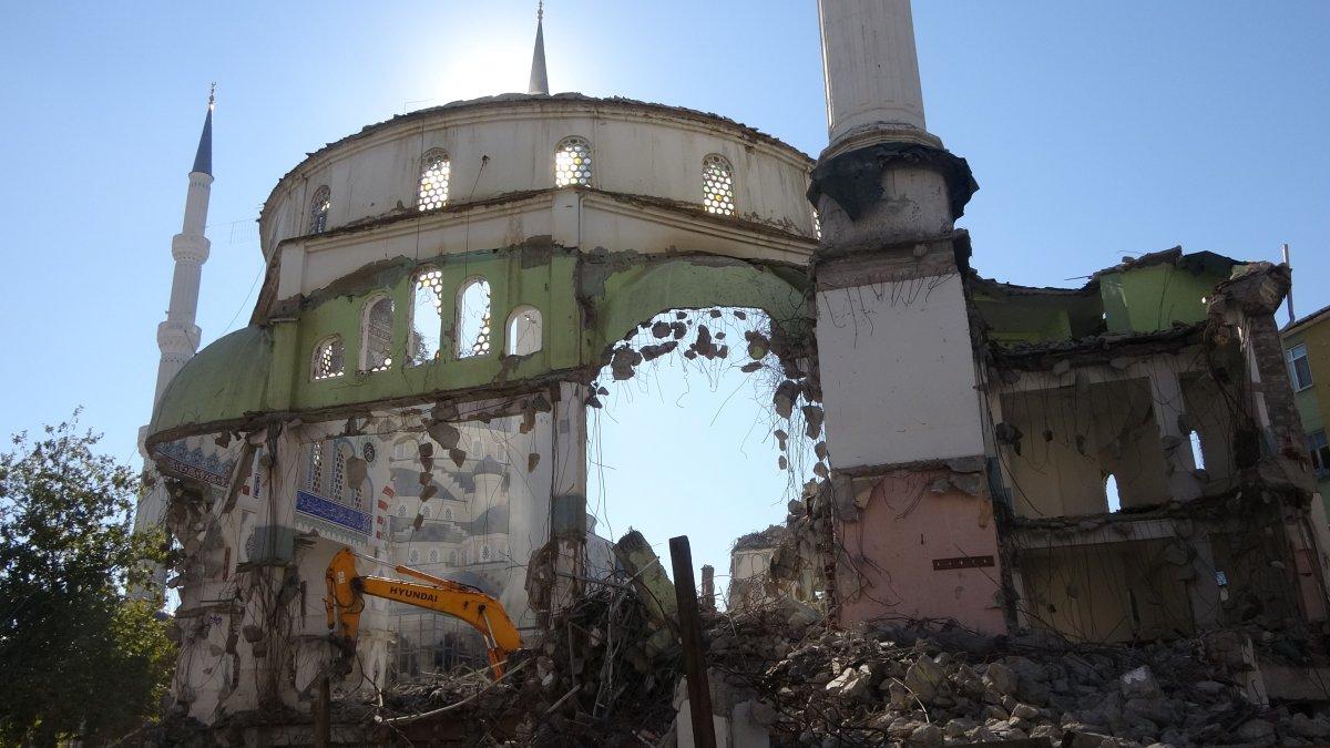Kocaeli'de 43 yıllık cami yıkıldıktan sonraki ilginç görüntüsüyle dikkat çekiyor