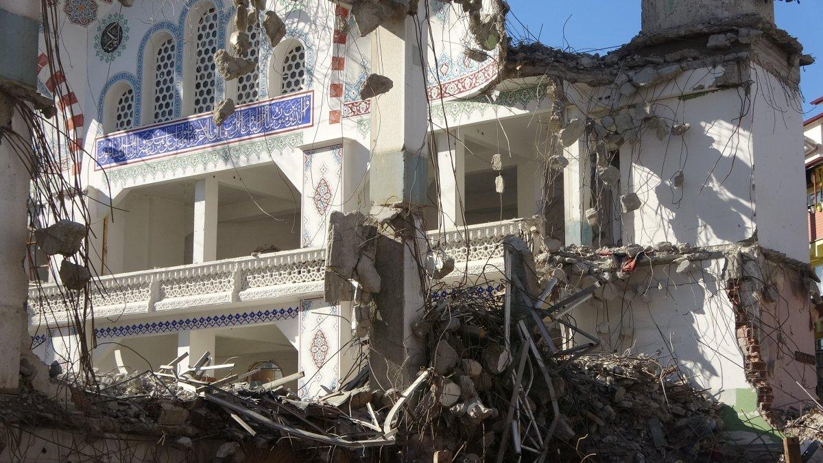 Kocaeli'de 43 yıllık cami yıkıldıktan sonraki ilginç görüntüsüyle dikkat çekiyor