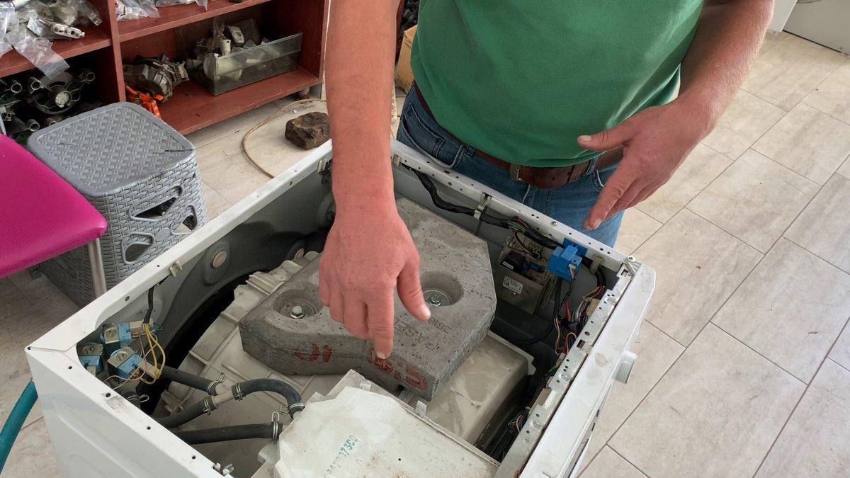 Sakarya'da çamaşır makinesinden 1.5 metre yılan derisi çıktı