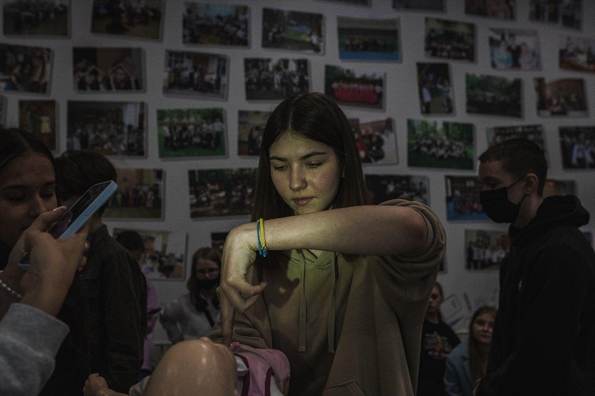 Ukraynalı gençlere gönüllülerden ilk yardım eğitimi