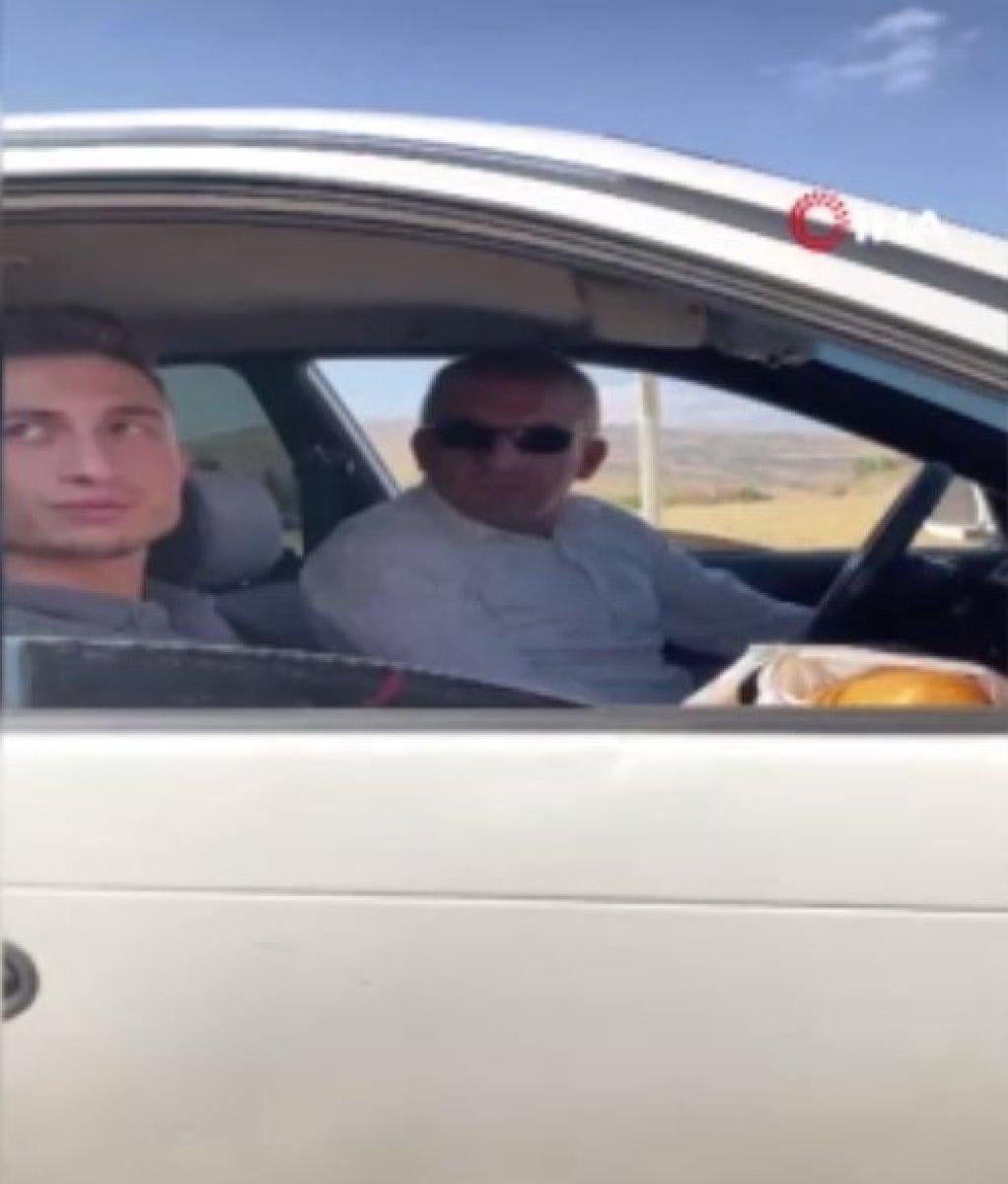 Kayseri'de köpek beslemek isteyen gençler ile mahalleli arasında kavga çıktı