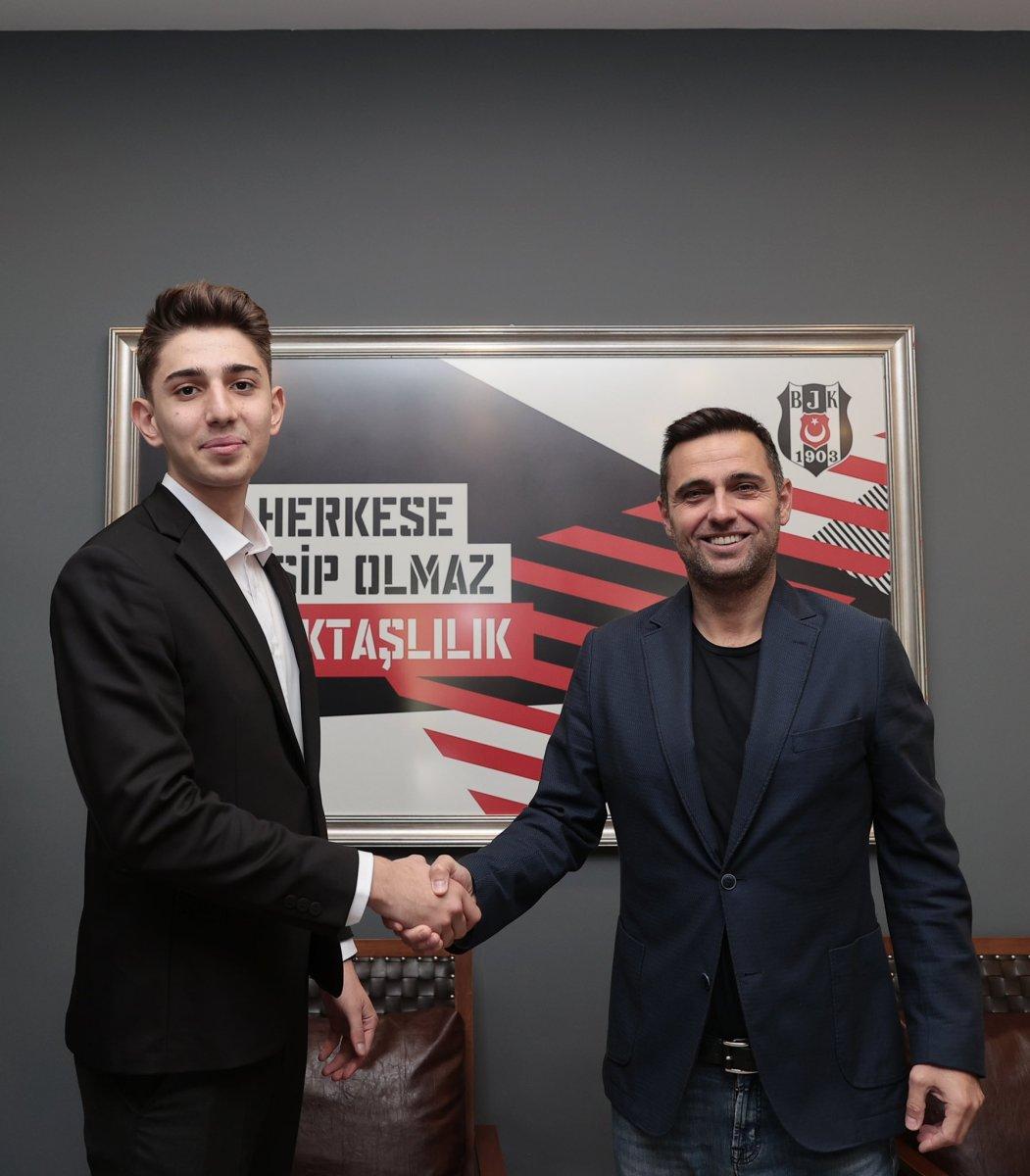 Beşiktaş, Demir Ege Tıknaz’la profesyonel sözleşme imzaladı