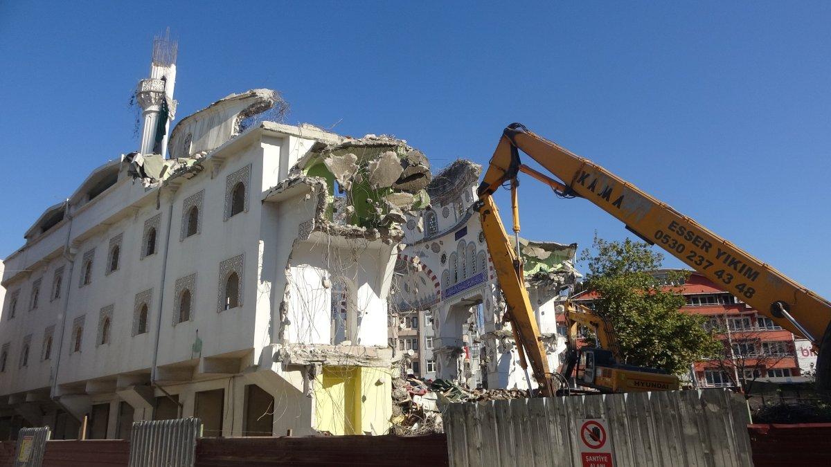 Kocaeli'de 43 yıllık cami yıkıldıktan sonraki ilginç görüntüsüyle dikkat çekiyor