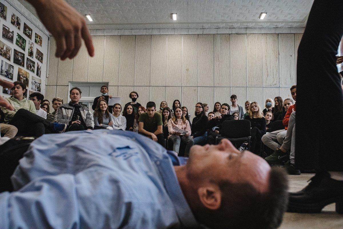 Ukraynalı gençlere gönüllülerden ilk yardım eğitimi