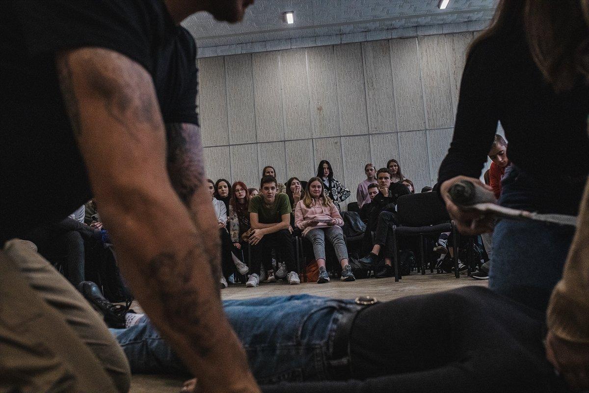 Ukraynalı gençlere gönüllülerden ilk yardım eğitimi