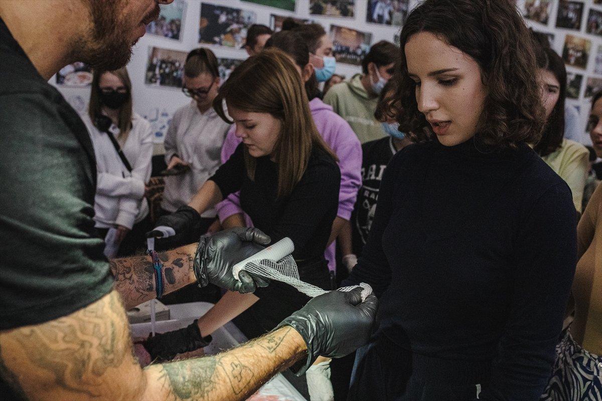 Ukraynalı gençlere gönüllülerden ilk yardım eğitimi