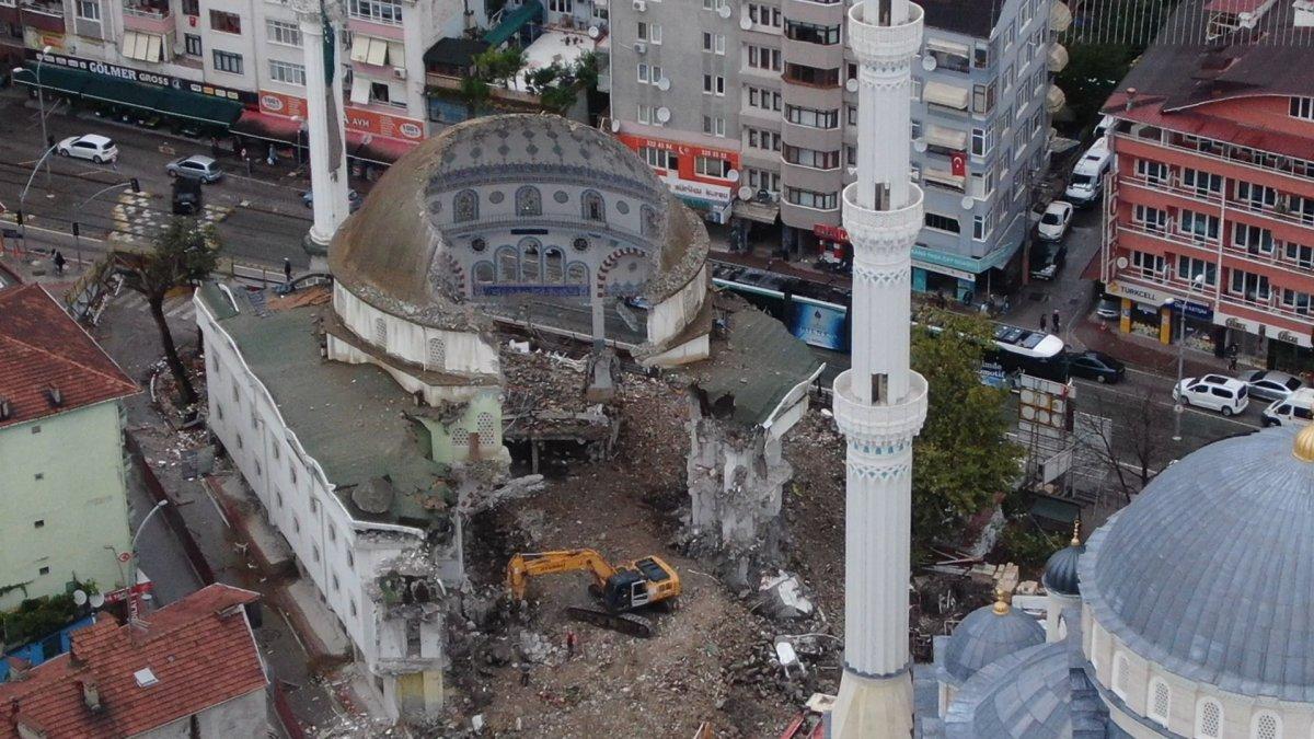 Kocaeli'de 43 yıllık cami yıkıldıktan sonraki ilginç görüntüsüyle dikkat çekiyor