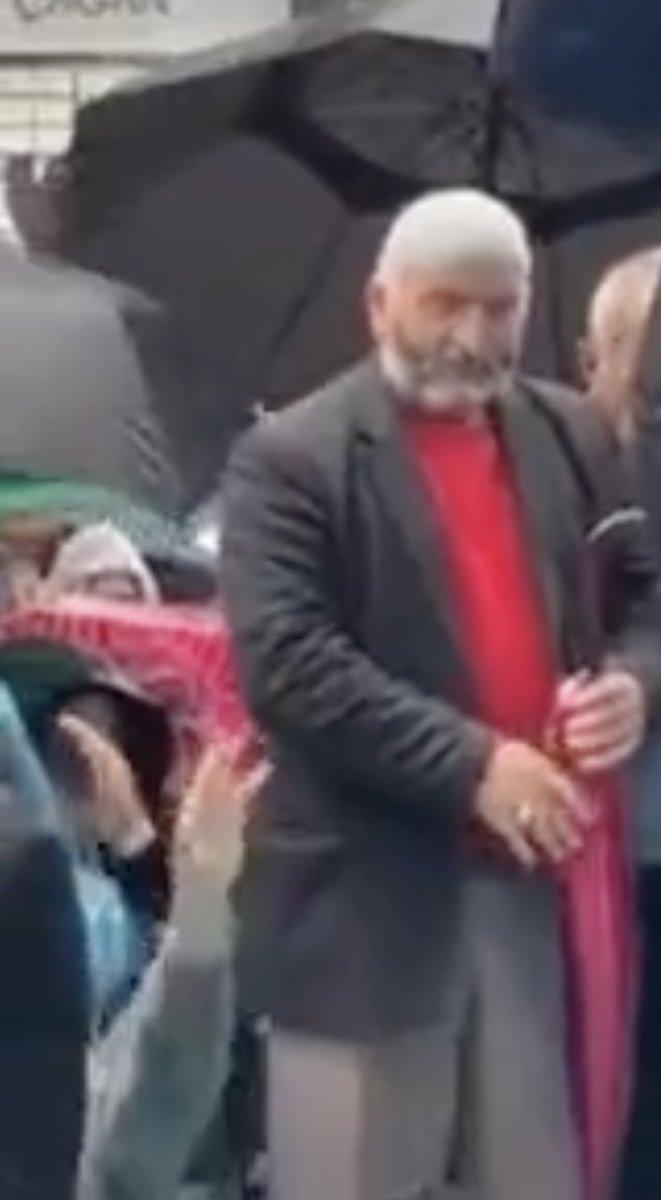 Gökkuşağı şemsiyesi kullanan amca