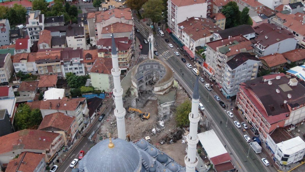 Kocaeli'de 43 yıllık cami yıkıldıktan sonraki ilginç görüntüsüyle dikkat çekiyor